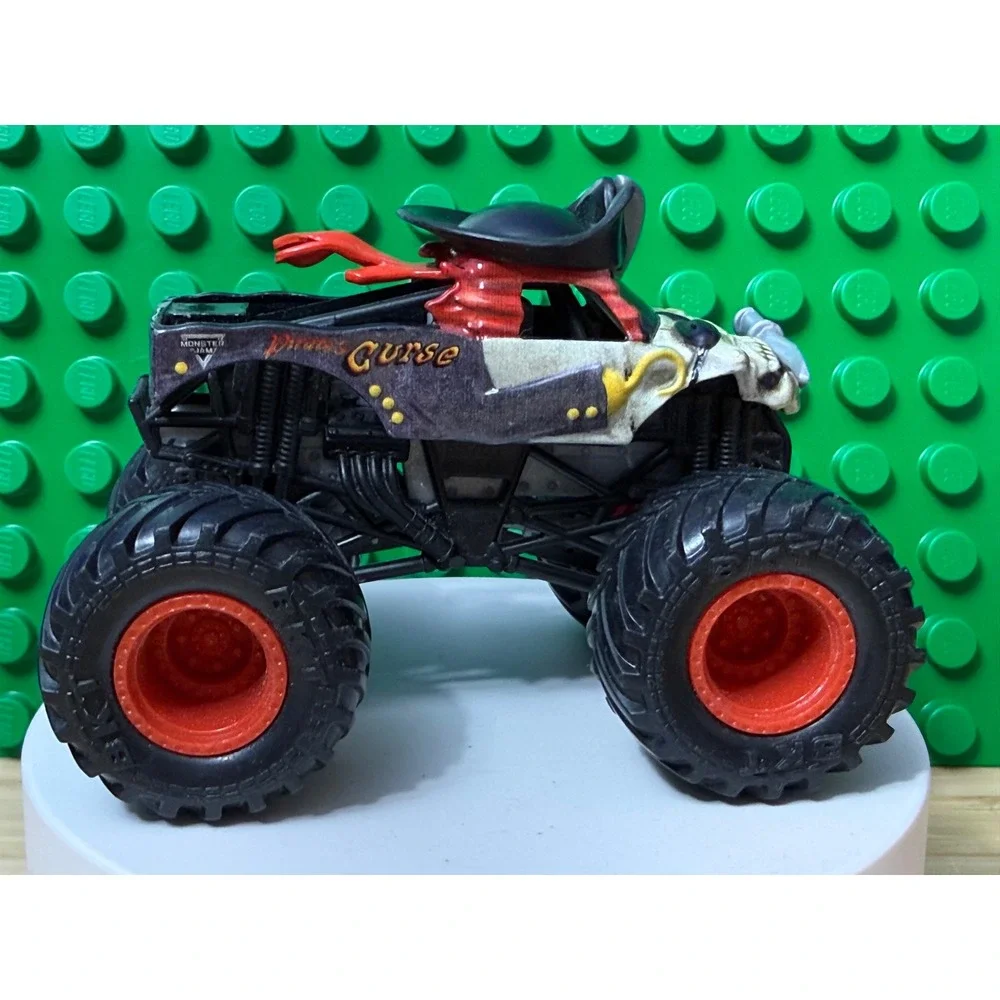 Monster Jam Pirates Curse Monster Truck 1:64 Diecast Skull Pirate Hat BKT Tires
